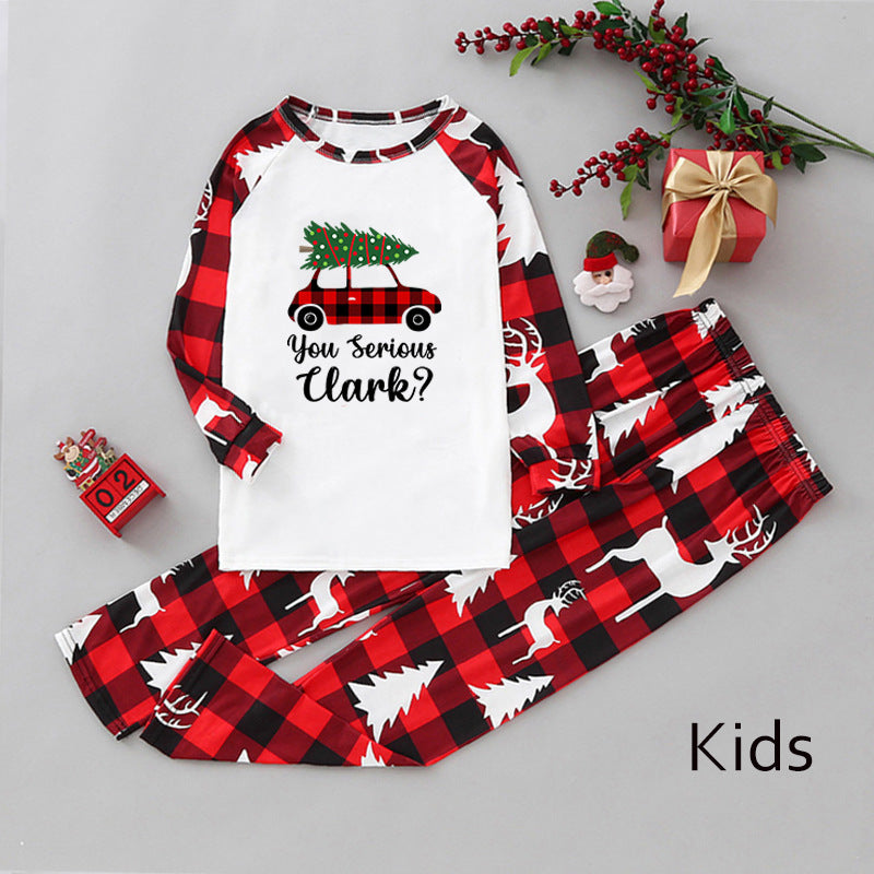 Bijpassende pyjamasets voor de familie met kerstboom en vrachtwagenprint