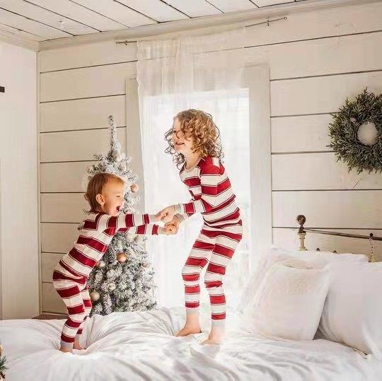 Rot-weiß gestreiftes, passendes Pyjama-Set mit rundem Kragen