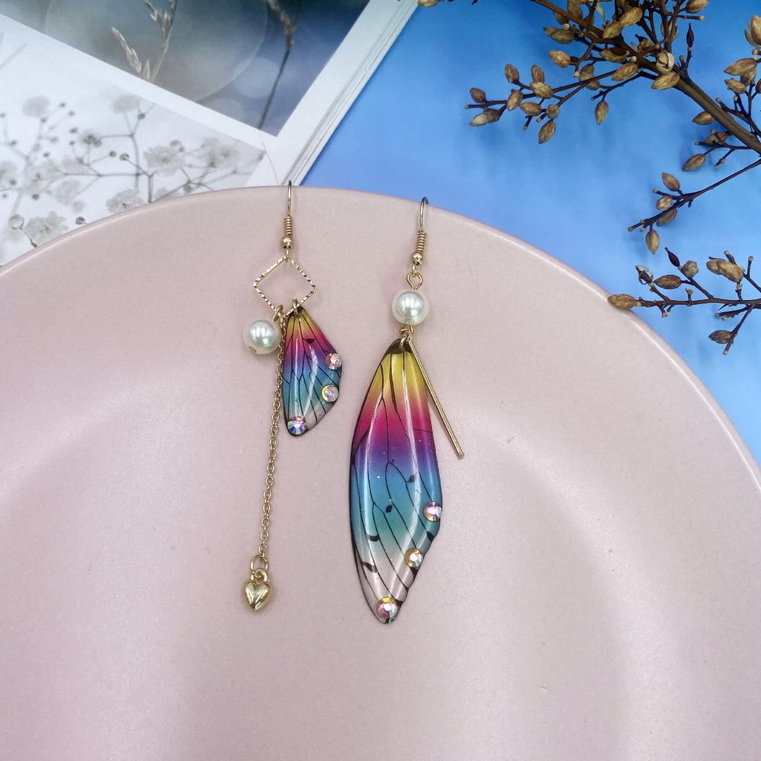 Orecchini con nappa a forma di ala di cicala in lamina d'oro arcobaleno con ala di farfalla