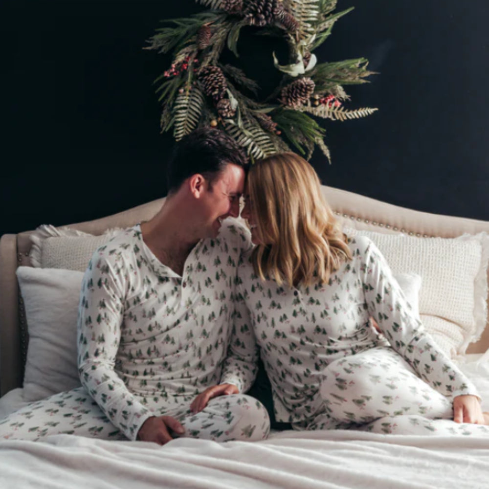 Weißer kleiner Weihnachtsbaum, perfekt passende Pyjama-Sets (mit Hunde-Pyjamas)