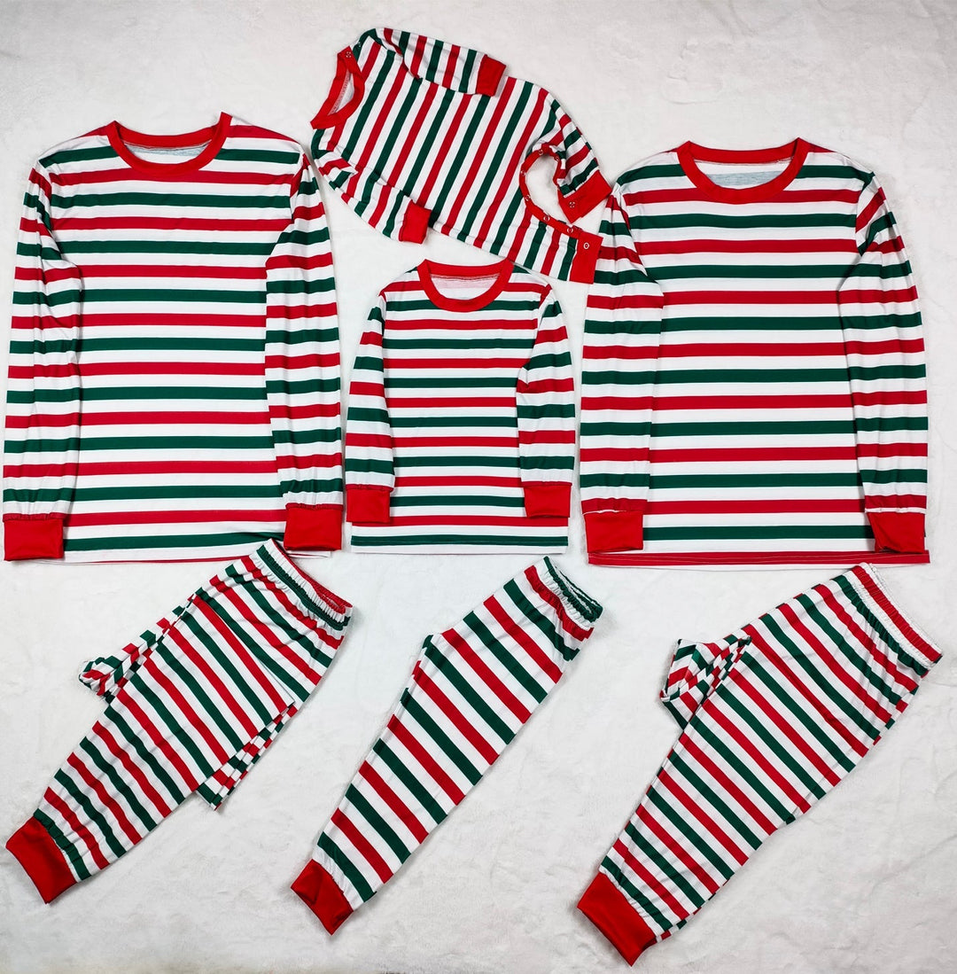 Grønn rød og hvit stripete familiematchende pyjamassett