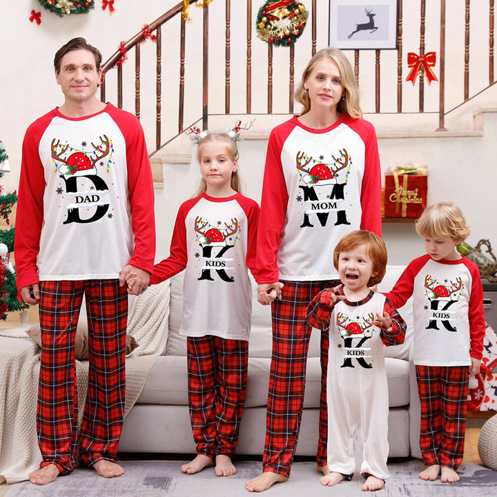 Conjunto de pijama familiar a juego con astas navideñas y letras a cuadros rojos y negros