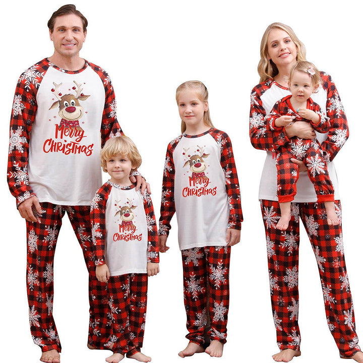 Wesołych Świąt Mikołaj i drzewo pasujące do kompletu piżam rodzinnych