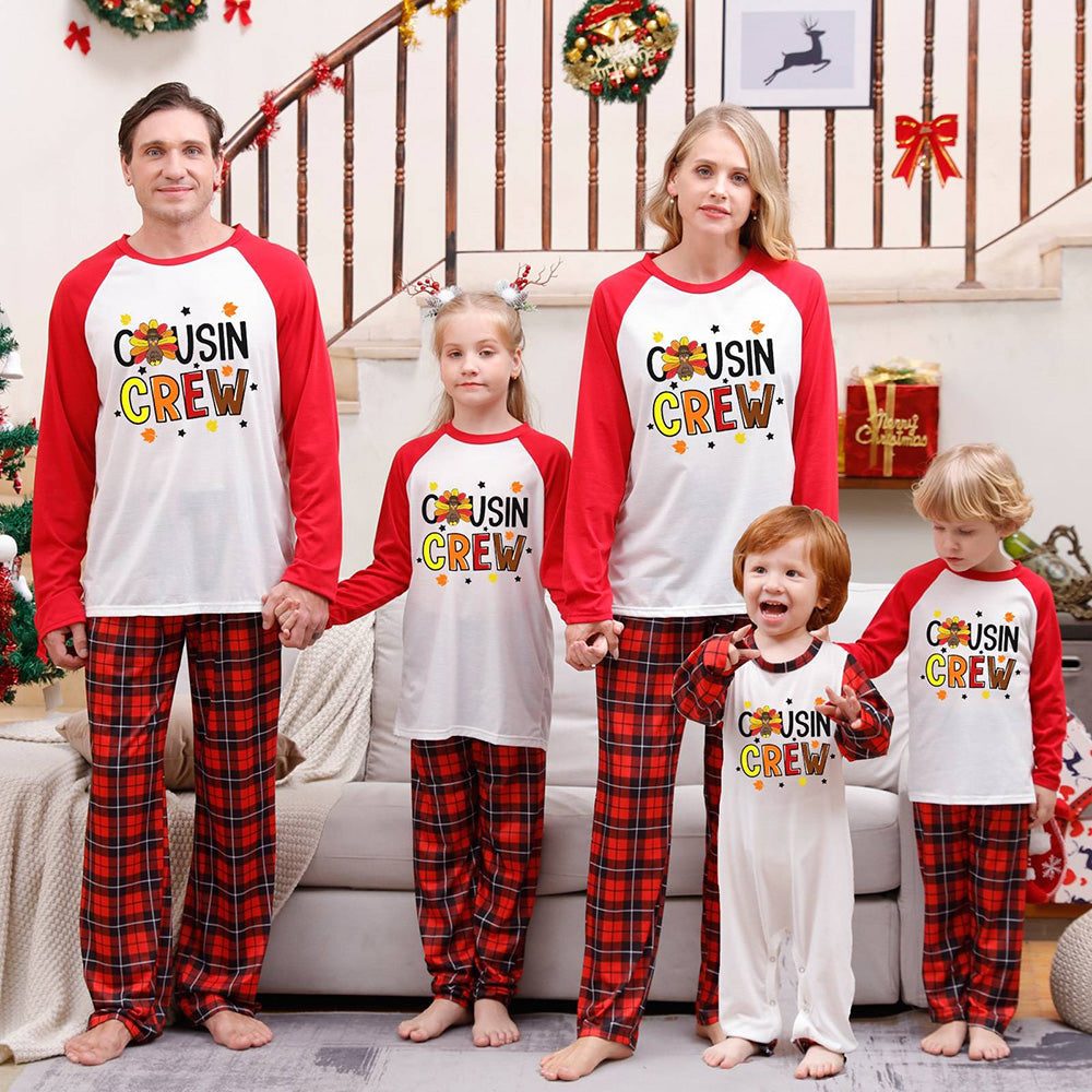 Conjunto de pijama familiar a juego con astas navideñas y letras a cuadros rojos y negros