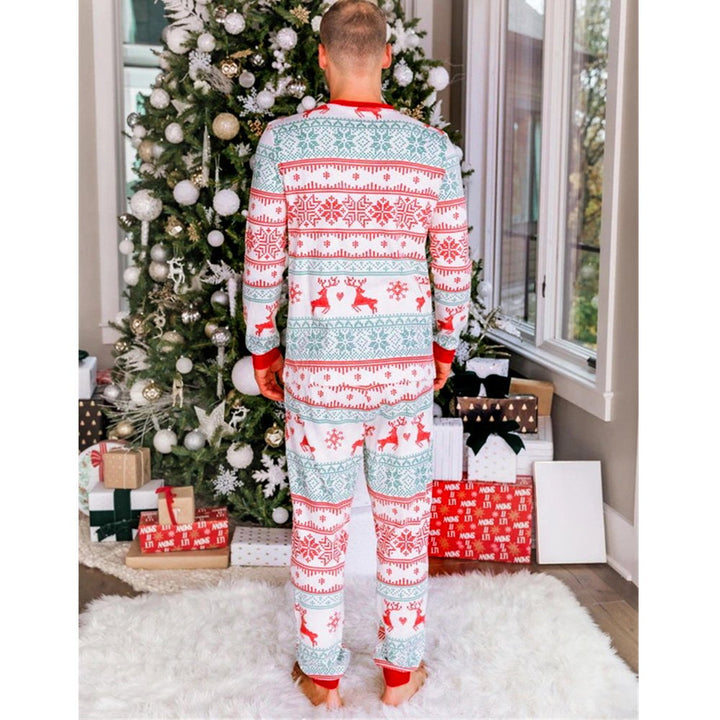 Conjunto de pijama combinando para a família com cervos de Natal e floco de neve