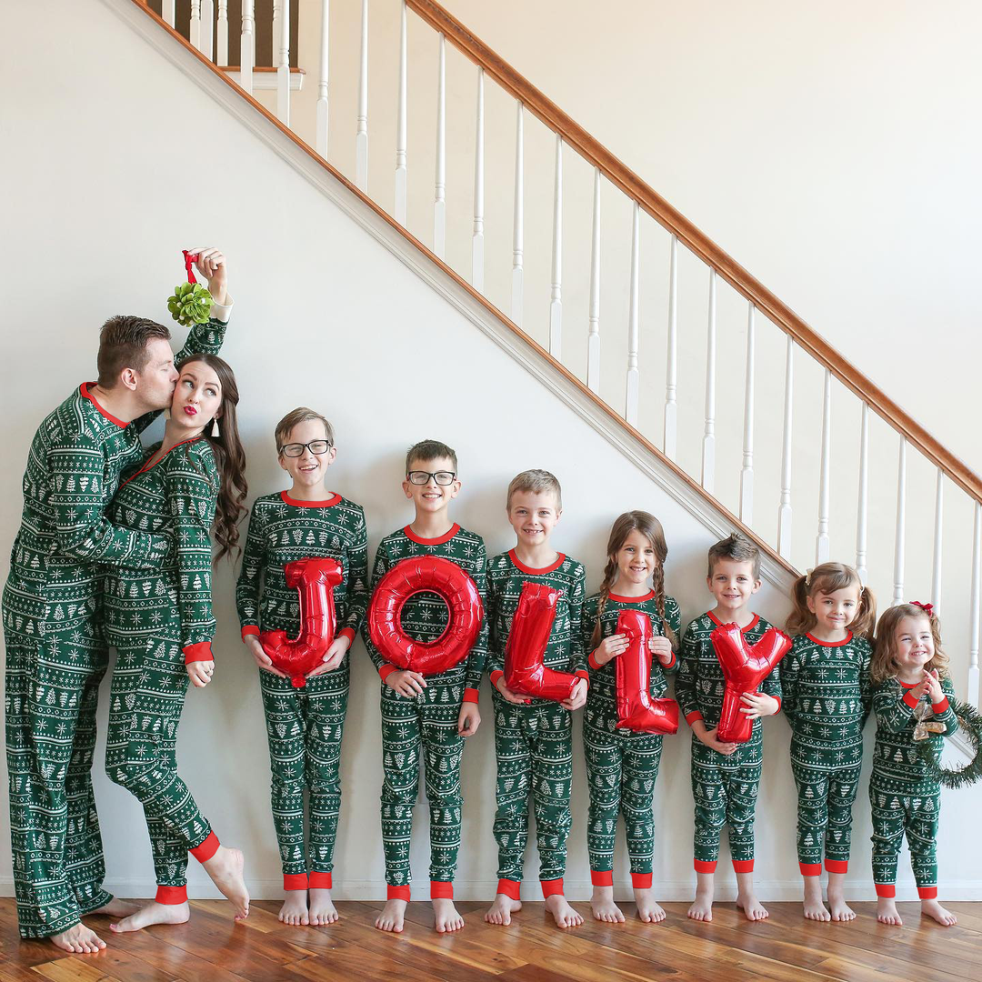 Vihreät joulukuusekuvioiset perheeseen sopivat pyjamasetit