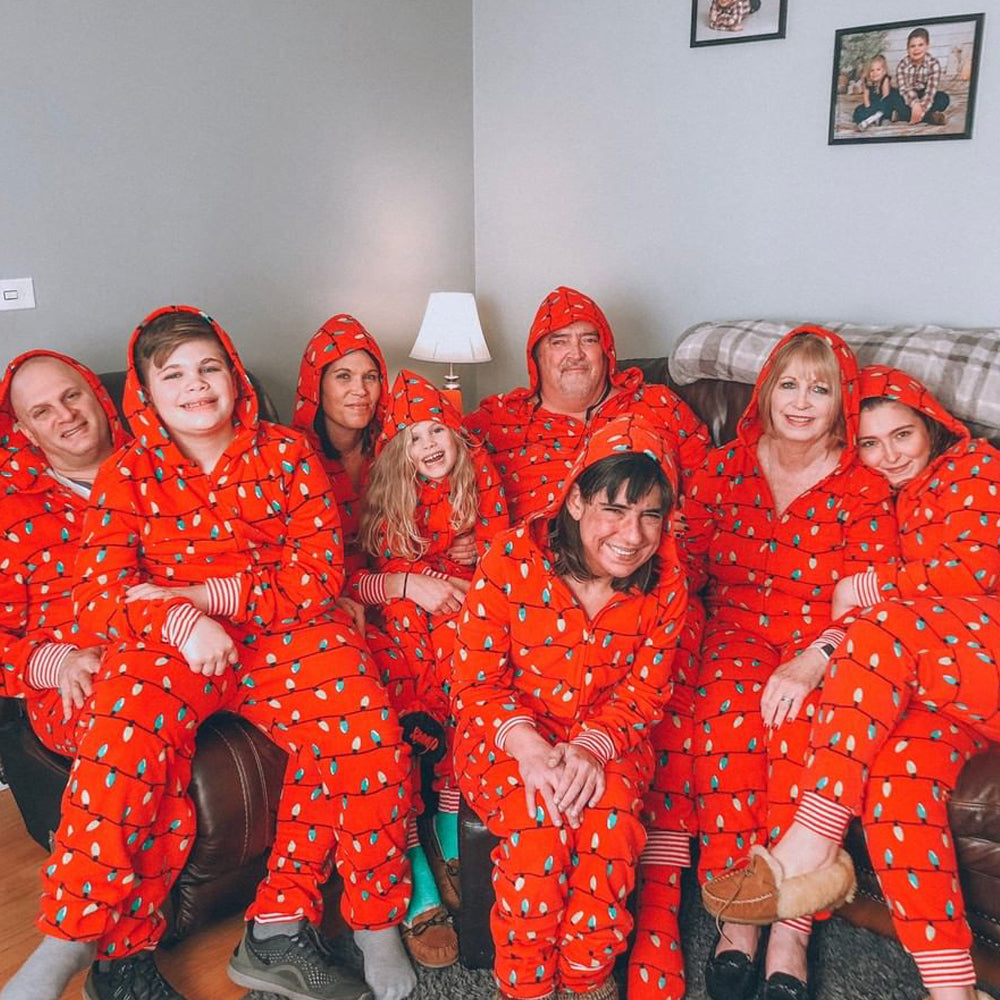 Hjemmematchende pyjamassæt med rød juleløg med hætte
