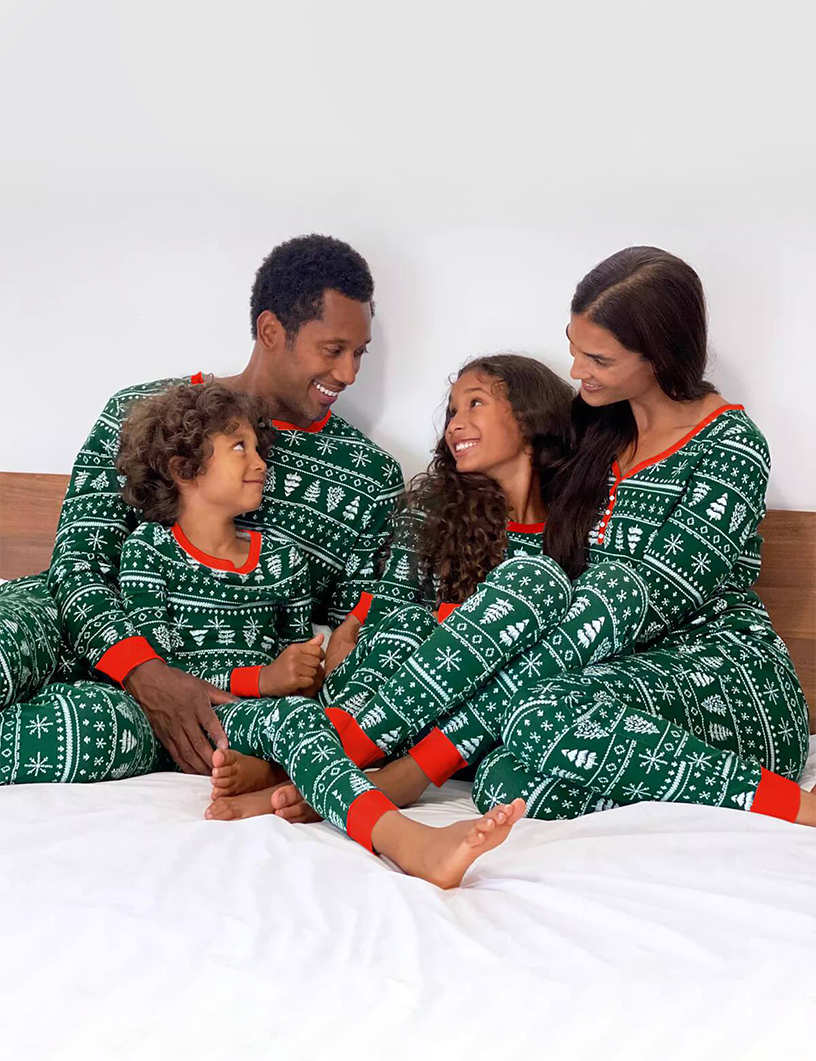 Πράσινο χριστουγεννιάτικο δέντρο με σχέδια για οικογένεια ασορτί σετ πιτζάμες