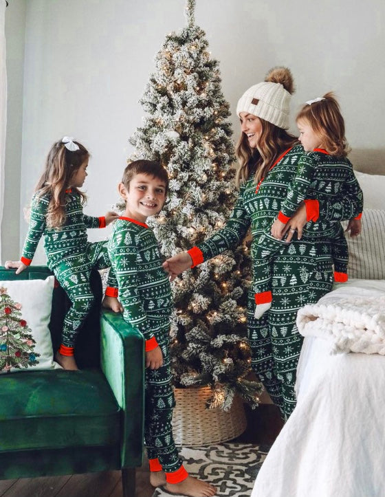 Bijpassende pyjamasets voor het hele gezin met groene kerstboompatronen
