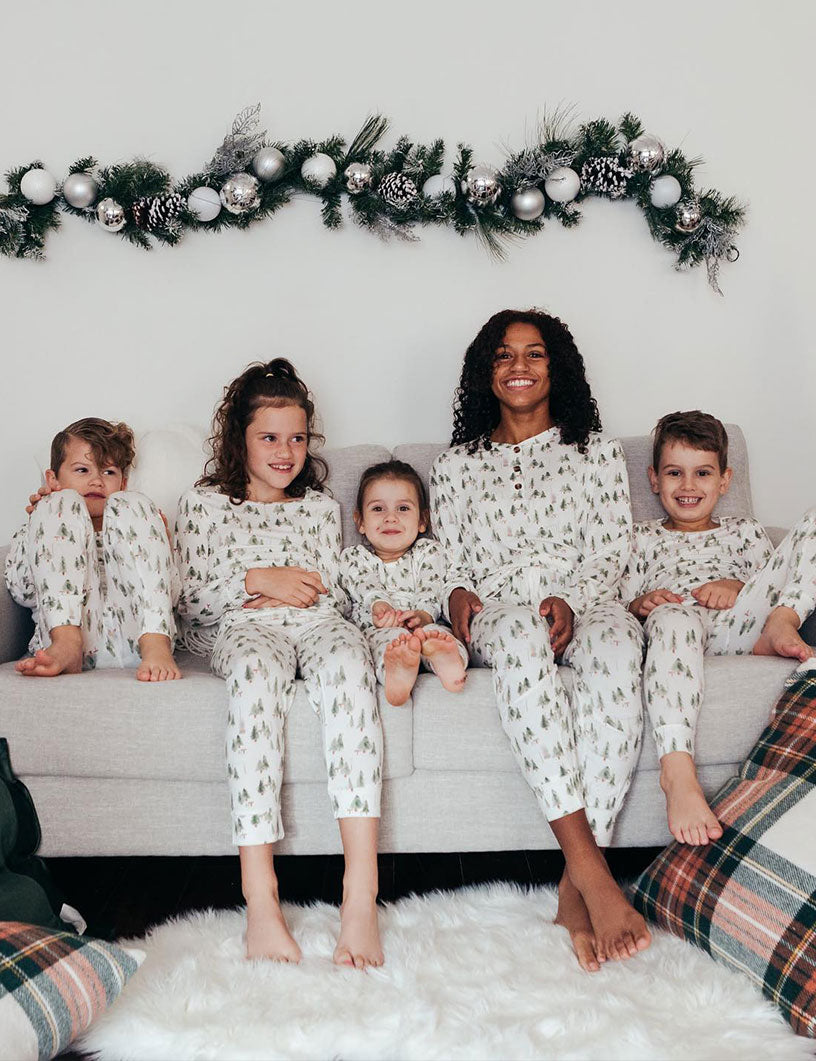 Weißer kleiner Weihnachtsbaum, perfekt passende Pyjama-Sets (mit Hunde-Pyjamas)