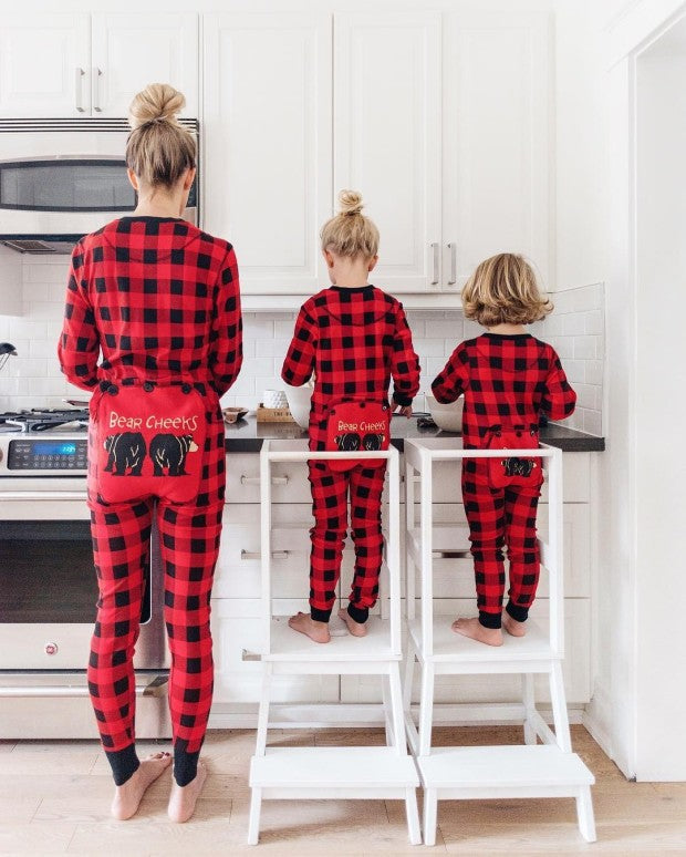 Bijpassende pyjamaset met schattige berenpatroon en geruite rompertjes voor de kerstfamilie